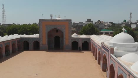 Vuelta-Del-Carro-Aéreo-Sobre-El-Patio-De-La-Mezquita-Shah-Jahan-En-Thatta,-Pakistán