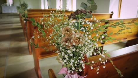 Blumen-Schmücken-Eine-Hochzeitskapelle