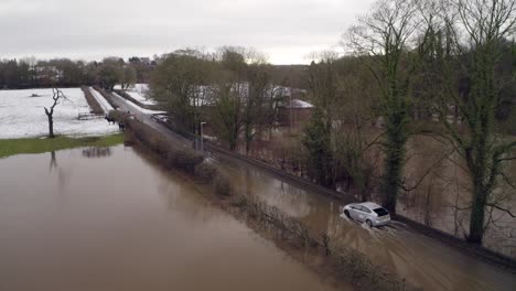 Imágenes-Aéreas-De-Drones-Que-Muestran-El-Río-Bollin-En-Wilmslow,-Cheshire,-Después-De-Fuertes-Lluvias-Y-Con-Bancos-Reventados-E-Inundaciones-En-Los-Alrededores