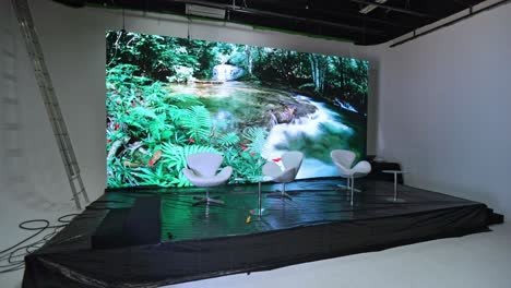 Große-Kamerafahrt-Einer-Vorbereiteten-Bühne-In-Einem-Studio-Für-Eine-Live-Übertragung,-Mit-LCD-Hintergrund