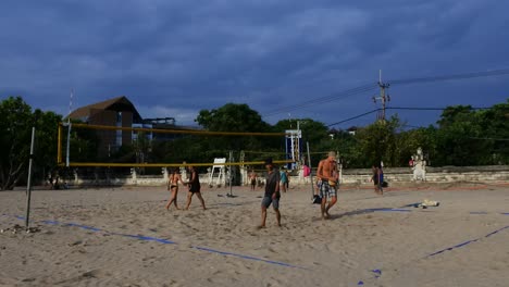 Los-Visitantes-Juegan-Voleibol-En-La-Playa-En-Kuta,-Bali,-15-De-Noviembre-De-2020