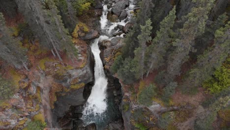 Wasserfall-Stürzt-über-Felsigen-Berghang-Im-Gemäßigten-Regenwald-In-Alaska,-USA