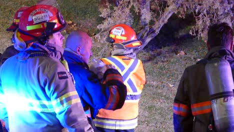 Rettungsteam-Von-Feuerwehrleuten-Am-Notfallort-Mit-LKW-LED-Leuchten