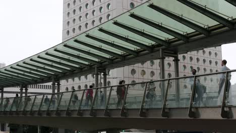 Menschen-Gehen-über-Eine-Fußgängerbrücke-Im-Zentralen-Finanzviertel-Von-Hongkong