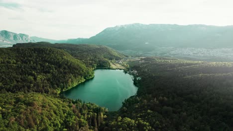 Von-Wäldern-Umgebene-Seen-In-Den-Italienischen-Alpen-Mit-Nahe-Gelegenen-Dörfern