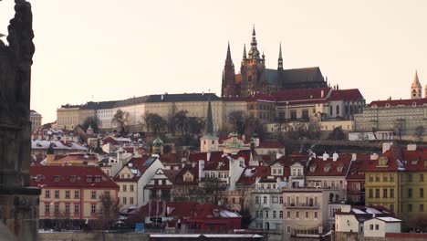 Prager-Burg-Und-Historisches-Zentrum-Bei-Sonnenuntergang,-Darunter-Fliegende-Möwen