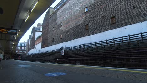 Met-Line-Train-Arriving-At-Platform-At-Finchley-Road-Station-In-London