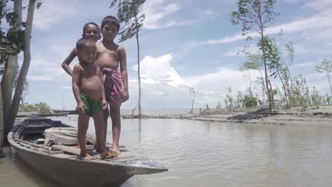 Arme-Kinder-Stehen-Auf-Einem-Boot-In-Einem-Von-Überschwemmungen-Betroffenen-Gebiet-In-Bangladesch