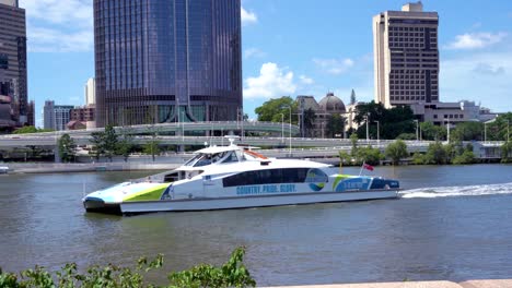 Brisbane-City-Hopper-Und-Citycat-Fähre,-Die-Tagsüber-über-Den-Brisbane-River-In-Brisbane-City-In-Der-Nähe-Von-Southbank-Fährt