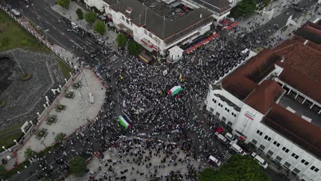 Aerial-view,-street-action-or-demonstrators-supporting-Palestinians-for-freedom-and-also-Palestinian-donations-in-the-center-of-Yogyakarta-City,-Zero-Kilometers