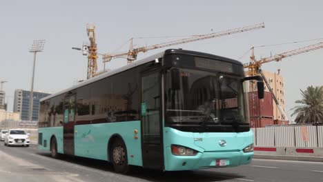Karwa-Verfügt-über-Ein-Ausgezeichnetes-Busnetz,-Das-Ganz-Doha-Mit-Dem-Rest-Des-Landes-Verbindet