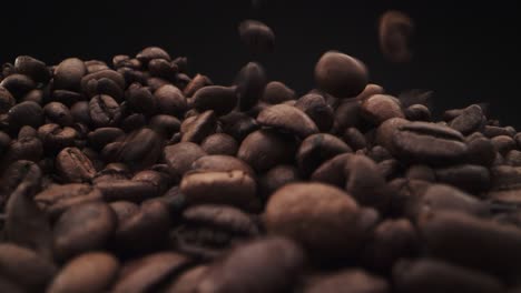 Fallende-Kaffeebohnen-Auf-Schwarzem-Hintergrund