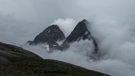 Dramatische-Wolken-Bilden-Sich-über-Den-Norwegischen-Bergen