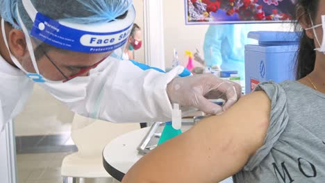 Mujer-Con-Mascarilla-Facial-Vacunada-En-Un-Hospital-Público-En-Phnom-Penh,-Camboya---Coronavirus,-Covid-19-Y-Concepto-De-Vacunación---Cerrar