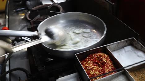 Professioneller-Koch-Brät-Gemüse,-Um-Am-07.-März-2021-In-Einem-Straßenlebensmittelgeschäft-In-Chat-Gali-In-Agra,-Indien,-Nudeln-Mit-Weißer-Soße-Zuzubereiten