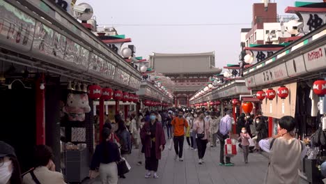 Auf-Der-Hauptstraße-In-Richtung-Senso-ji-Laufen-Viele-Menschen,-Die-Gesichtsmasken-Tragen