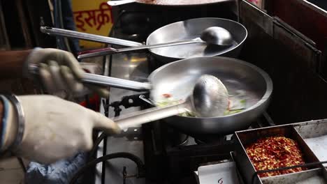Professioneller-Koch-Brät-Gemüse,-Um-Am-07.-März-2021-In-Einem-Straßenlebensmittelgeschäft-In-Chat-Gali-In-Agra,-Indien,-Nudeln-Mit-Weißer-Soße-Zuzubereiten