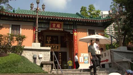 People-visiting-Wong-Tai-Sin-Temple-in-Hong-Kong,-China