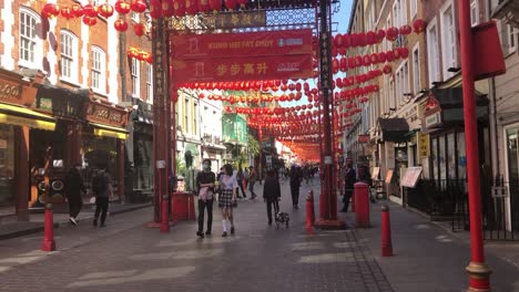 La-Gente-Disfruta-De-Un-Paseo-Y-Algunas-Compras-En-China-Town-Londres,-Reino-Unido
