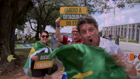 Right-wing-supporters-of-President-Bolsonaro-wave-flags-at-a-demonstration