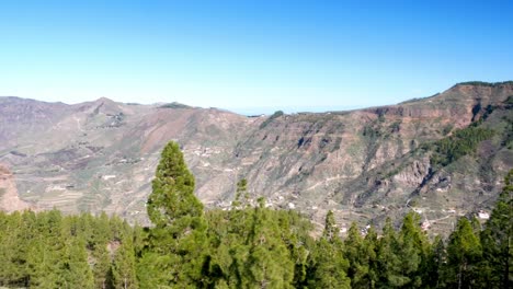 Pan-left-over-"Los-llanos"-valley-in-Gran-Canaria,-Canary-Islands