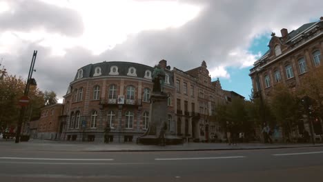 TimeLapse-of-Traffic-around-Monument-of-Justus-Lipsius,-Leuven-Belgium