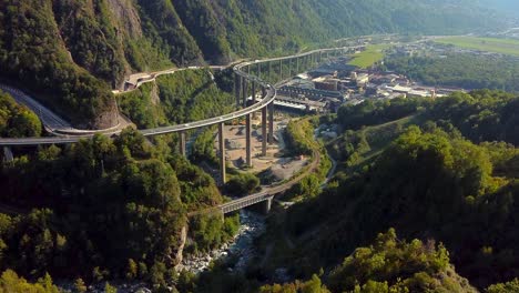 Luftaufnahme-Eines-Riesigen-Und-Belebten-Viadukts-In-Den-Bergen