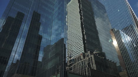 Große-Bewegte-Außenaufnahme-Von-Firmengebäuden,-Die-Auf-Glas-Gespiegelt-Sind