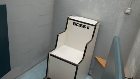 Boss-Stuhl,-Der-Boss-III-Stuhl,-Ein-Sicherheitsscanner-Für-Körperöffnungen.-Der-Boss-Stuhl-Wurde-Entwickelt,-Um-Die-Körper-Von-Insassen-Oder-Besuchern-Auf-Waffen-Und-Schmuggelware-Zu-Scannen