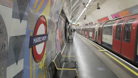 Marble-arch-roundel-London-underground-central-line-tube-leaving-station