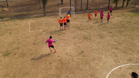 Jugadores-De-Fútbol-En-Acción-Durante-Una-Clase-De-Educación-Física