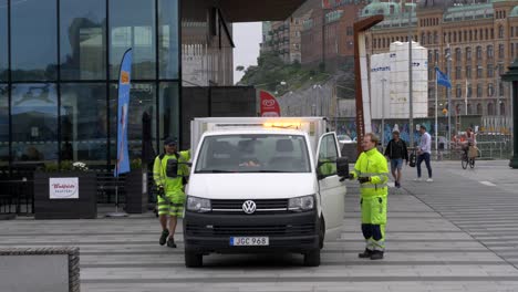 Team-Von-Stadtdienstmitarbeitern-In-Reflektierender-Gelber-Uniform-Steigt-In-Einen-Volkswagen-Transporter