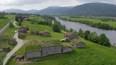 Luftaufnahme-über-Traditionelle-Norwegische-Hütten-Mit-Grünen-Dächern-In-Der-Norwegischen-Stadt-Tynset-Am-25.-Juni-2021