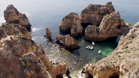Visitantes-Tomando-Fotos-En-La-Cima-Del-Acantilado,-Lagos,-Algarve
