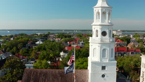 Die-Amerikanische-Flagge-Der-USA-Weht-In-Charleston-Mit-St