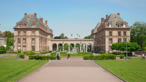Panorama-De-La-Residencia-De-Andre-Honnorat-Durante-El-Día-Con-Personas-En-La-Ciudad-Universitaria-Internacional-De-París-En-Francia