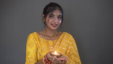 Indian-girl-in-Indian-saree-with-diwali-diya