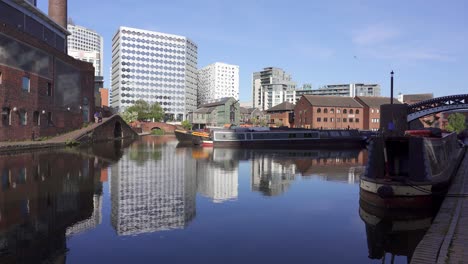 Canal-lock-and-canal-barge-mooring-area-in-the-city-center-of-Birmingham,-England-on-a-sunny-day