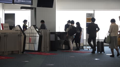Pasajeros-En-La-Puerta-De-Embarque-Del-Aeropuerto-De-Haneda-En-Tokio,-Japón