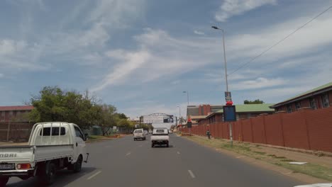 Bewegungsaufnahme-Von-Autos-Und-Bäckereien,-Die-Auf-Der-Hauptstraße-Durch-Die-Stadt-Pretoria-Fahren