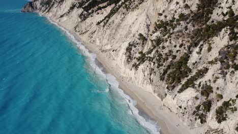 Impresionante-Costa-Con-Mar-Mediterráneo-Azul-Celeste,-Acantilados-Escarpados,-Grecia