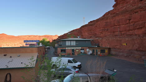 Pan-left-of-facilities-and-San-Juan-river-sign-in-Mexican-Hat,-Utah