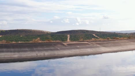 Drohne-Fliegt-über-Wasserreservoir,-Um-Zitrusfruchtfelder-In-Spanien-Freizulegen