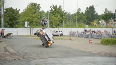 Daredevil-Rider-Stand-On-Car-While-Driven-On-Two-Side-Wheels---Ski-Driving-Stunt
