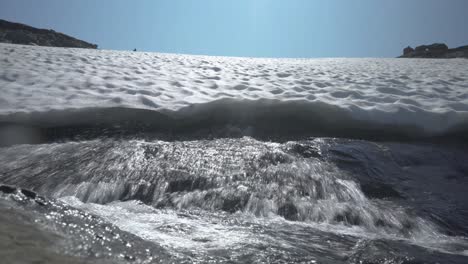Eisschmelzender-Wasserfall-Im-Sonnenlicht,-Konzept-Des-Klimawandels---Tiefwinkelansicht