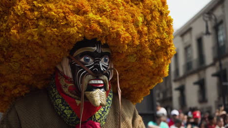Traditionelles-Mexikanisches-Kostüm-Und-Maske-Mit-Blumen,-Die-Bei-Der-Parade-Zum-Tag-Der-Toten-In-Mexiko-Stadt-Getragen-Werden