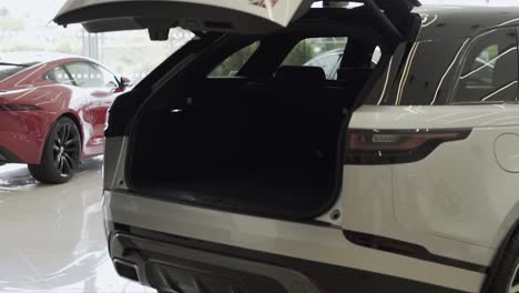 rear-door-opening-with-foot-contact,-range-rover,-modern-car-interior,-english-car,-luxury-car,-luxury-car
