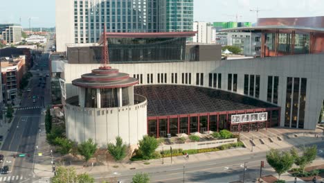 Salón-De-La-Fama-De-La-Música-Country-Y-Museo-En-El-Centro-De-Nashville