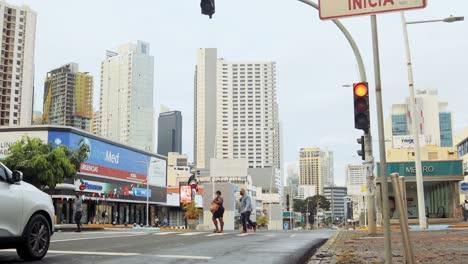 Muchos-Peatones-Cruzando-Un-Paso-De-Cebra-En-Una-Avenida-Importante-En-Las-Calles-De-La-Ciudad-De-Panamá