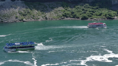 Touristenboote-Der-Niagarafälle-Segeln-Im-Flussbecken,-Hoher-Winkel